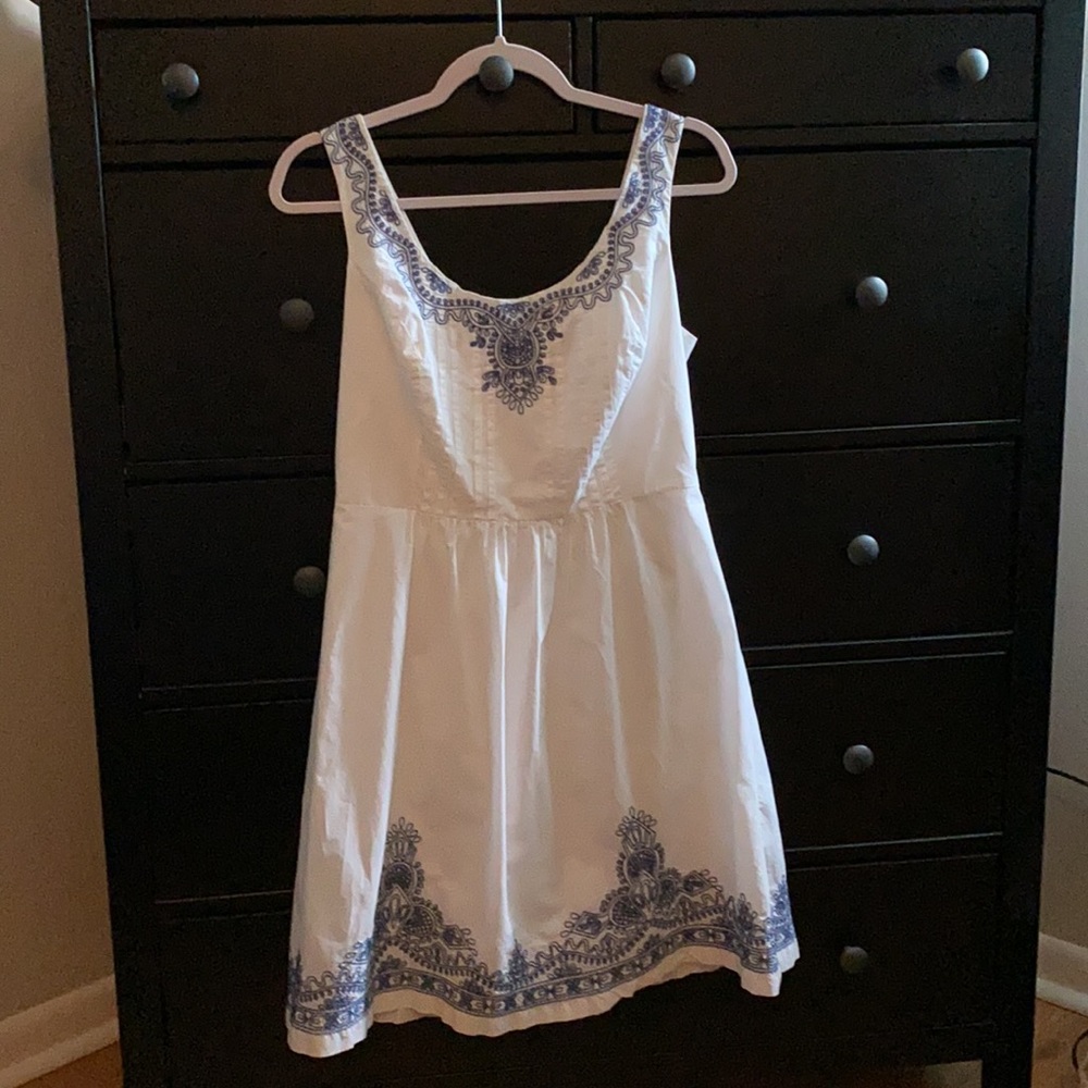 Vineyard Vines White and Blue Embroidered Dress